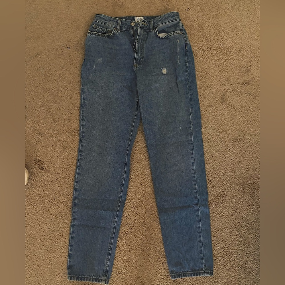 URBAN OUTFITTERS High rise mom jeans!!! Size 27! Medium wash super in style!!